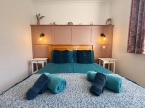 Potters Lodge - private parking & self check in